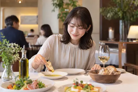 パンにオリーブオイルをつけて食べるお客様（イタリアン・フレンチの写真 No.24）