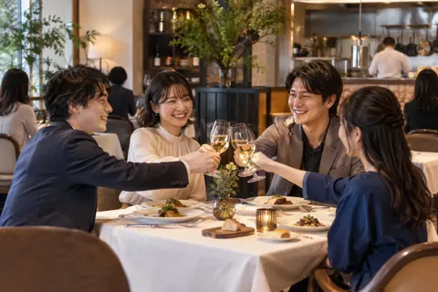 洋風のレストランで食事を楽しむお客様たち（イタリアン・フレンチの写真 No.36）