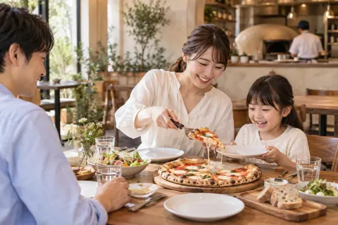 子どもにピザを取り分ける親（イタリアンの写真 No.21）
