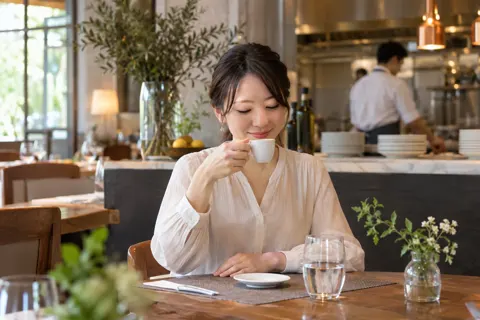 食後にエスプレッソを飲むお客様（イタリアンの写真 No.22）