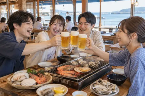 浜焼きのテーブルでジョッキを合わせる友だち（海鮮丼・浜焼きの写真 No.19）