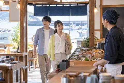 港の近くの海鮮の店に入るお客様（海鮮丼・浜焼きの写真 No.36）