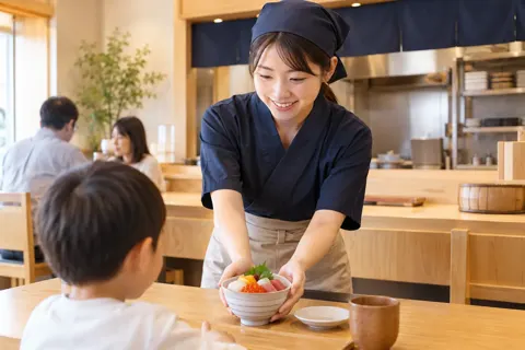 子ども用の小さな海鮮丼を出す店員（海鮮丼の写真 No.23）