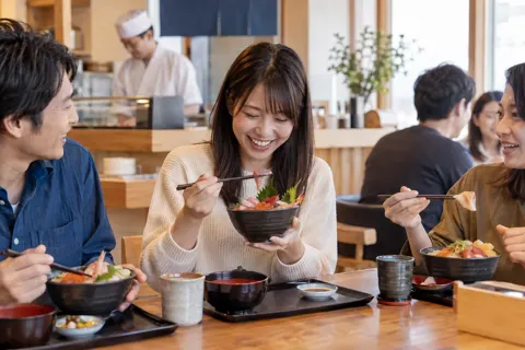 海鮮丼の店で食事をするお客様たち（海鮮丼の写真 No.24）