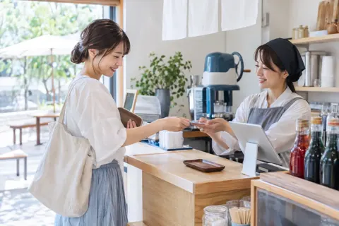 かき氷の店のレジで代金を払うお客様（かき氷の写真 No.21）