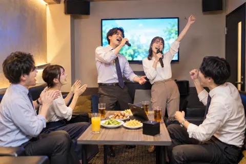 会社の仲間で盛り上がるカラオケの部屋（カラオケ・カラオケボックスの写真 No.32）