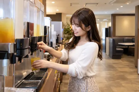 ドリンクバーで飲み物を入れるお客様（カラオケ・カラオケボックスの写真 No.41）