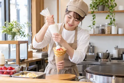 クレープに生クリームをしぼる店員（クレープの写真 No.21）