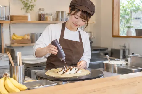 チョコバナナのクレープを作る店員（クレープの写真 No.22）