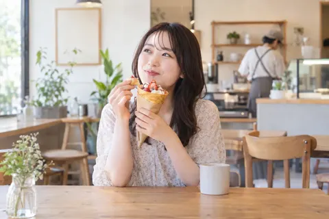 店内の席でクレープを食べるお客様（クレープの写真 No.23）