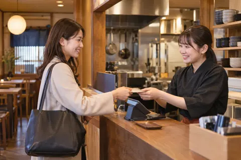 もつ鍋の店のレジで代金を払うお客様（もつ鍋の写真 No.20）