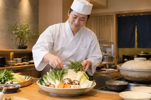 寄せ鍋の野菜を盛り合わせる料理人（鍋・しゃぶしゃぶ・おでんの写真 No.21）