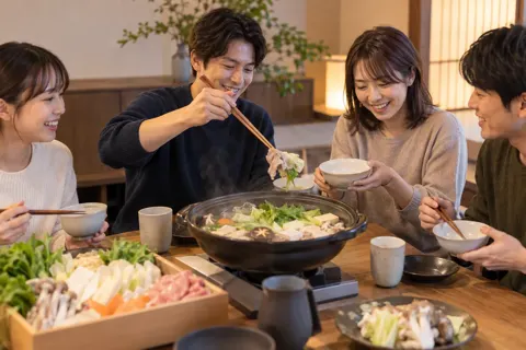 寄せ鍋の具を取り分ける友だち（鍋・しゃぶしゃぶ・おでんの写真 No.22）