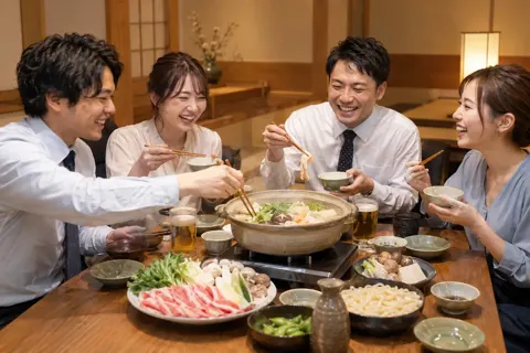 座敷で寄せ鍋を楽しむ会社の仲間（鍋・しゃぶしゃぶ・おでんの写真 No.25）
