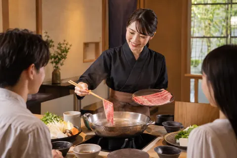 しゃぶしゃぶの食べ方を説明する店員（鍋・しゃぶしゃぶ・おでんの写真 No.30）