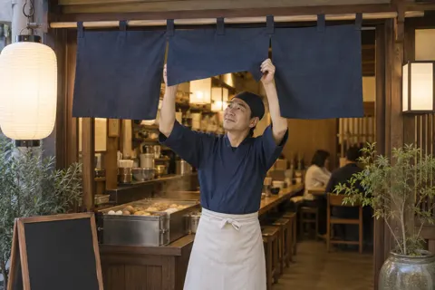 のれんをかけておでん屋を開店する店主（おでんの写真 No.21）