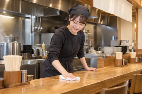 ラーメン店のカウンターをふく店員（ラーメン・つけ麺・中華そばの写真 No.20）