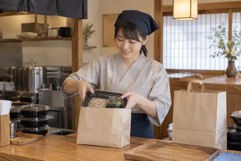持ち帰りのそばを包む店員（そば・うどんの写真 No.19）