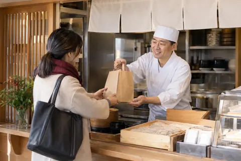 年越しそばを買いに来たお客様（そば・うどんの写真 No.20）