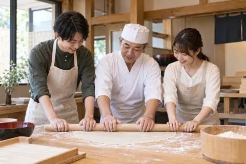 そば打ちの体験をお客様に教える職人（そば・うどんの写真 No.21）