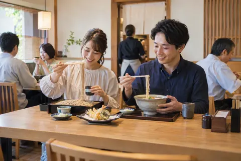 そば屋の店の中で食事するお客様たち（そば・うどんの写真 No.24）