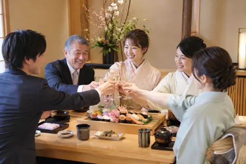 個室でお祝いの寿司を囲む人たち（寿司・鮨の写真 No.21）
