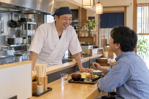 常連のお客様と話す食堂の店主（定食・食堂の写真 No.20）