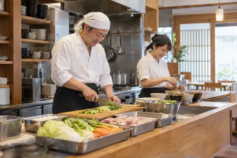 開店前に定食の仕込みをする店主と店員（定食・食堂の写真 No.23）