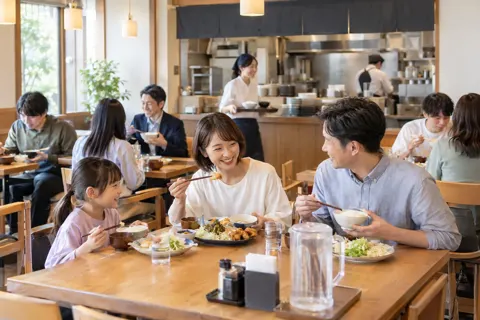 昼どきににぎわう食堂とお客様たち（定食・食堂の写真 No.24）