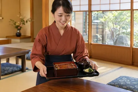 うな重のお盆を座敷に運ぶ店員（天ぷら・うなぎの写真 No.20）