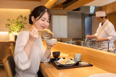 カウンターで揚げたての天ぷらを食べるお客様（天ぷら・うなぎの写真 No.21）