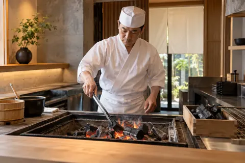 開店前にうなぎを焼く炭をおこす職人（天ぷら・うなぎの写真 No.35）