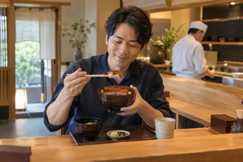 カウンターでうな丼を食べる一人のお客様（うなぎの写真 No.18）