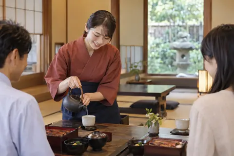 うなぎ屋の座敷でお茶を注ぐ店員（うなぎの写真 No.20）