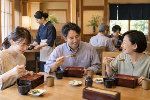 うなぎの店で食事をするお客様たち（うなぎの写真 No.24）