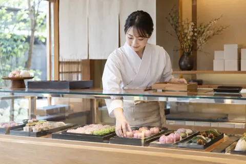 開店前に和菓子のショーケースを整える店員（和菓子の写真 No.23）
