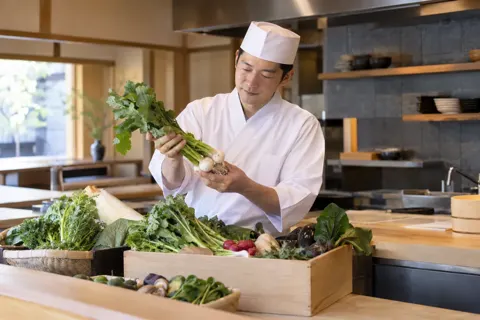 仕入れた野菜を確かめる板前（和食・割烹・日本料理の写真 No.19）