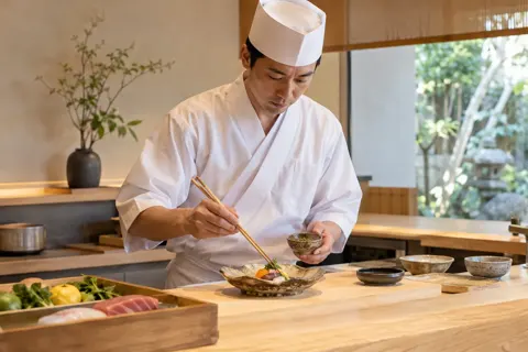 器を選んで料理を盛る板前（和食・割烹・日本料理の写真 No.20）
