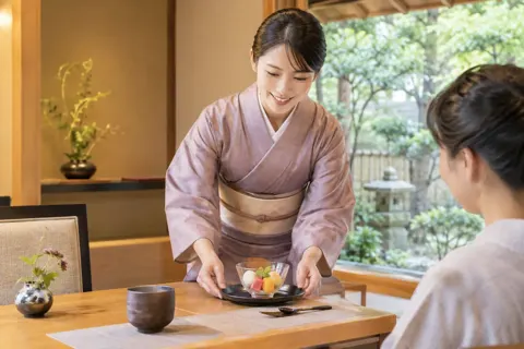 デザートの水菓子を出す仲居（和食・割烹・日本料理の写真 No.21）