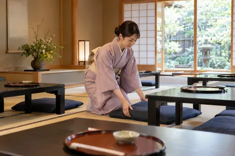 開店前に座敷を整える仲居（和食・割烹・日本料理の写真 No.23）