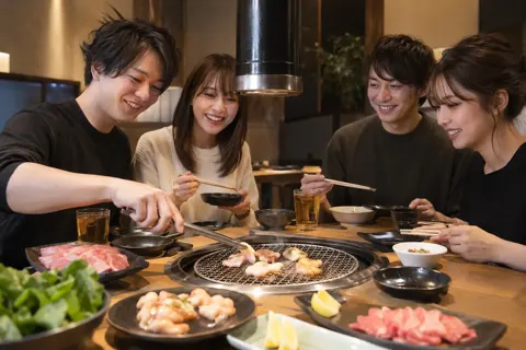 ホルモンを網で焼くお客様（焼肉の写真 No.18）