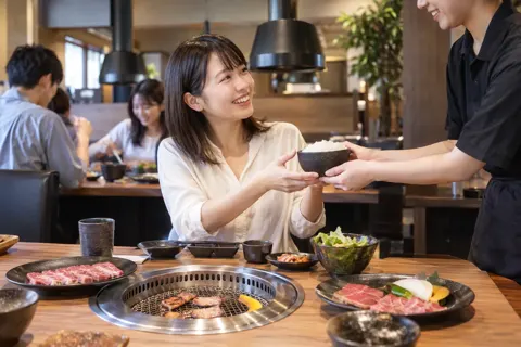 焼肉のご飯をおかわりするお客様（焼肉の写真 No.19）