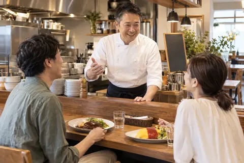 常連のお客様と話す洋食店のシェフ（洋食・ハンバーグ・オムライスの写真 No.20）