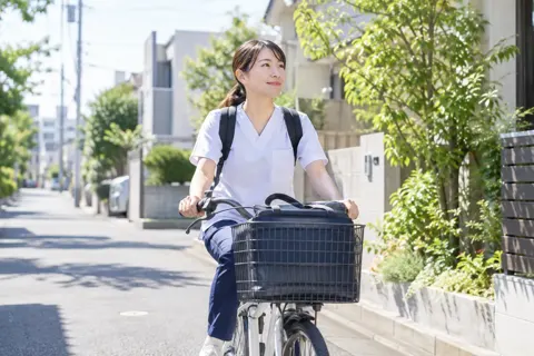 自転車で訪問に向かう看護師（訪問看護・訪問診療の写真 No.19）