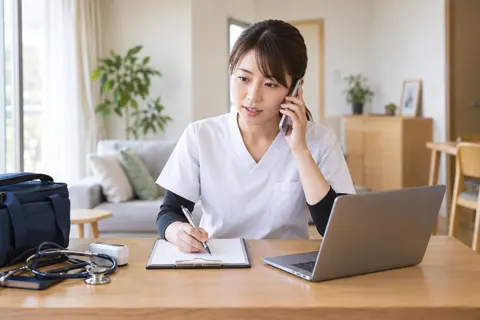 電話で医師に報告する看護師（訪問看護・訪問診療の写真 No.22）