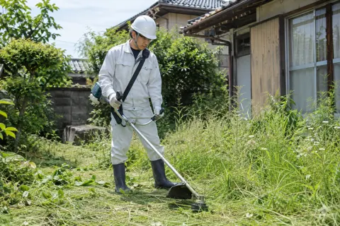 空き家の庭の草を刈るスタッフ（便利屋・代行の写真 No.44）