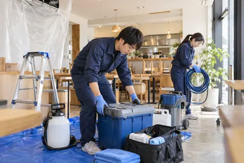 店舗の作業を終えて機材を片づけるスタッフたち（エアコンクリーニングの写真 No.47）