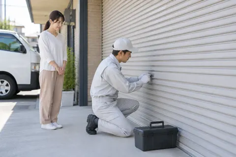 シャッターの鍵を直す技術者（鍵・防犯の写真 No.40）