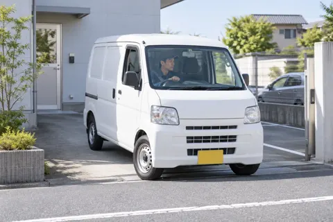 作業車で出動する技術者（鍵・防犯の写真 No.48）