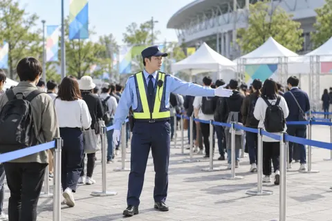 イベント会場で人の列を整理する警備員（警備・セキュリティの写真 No.23）